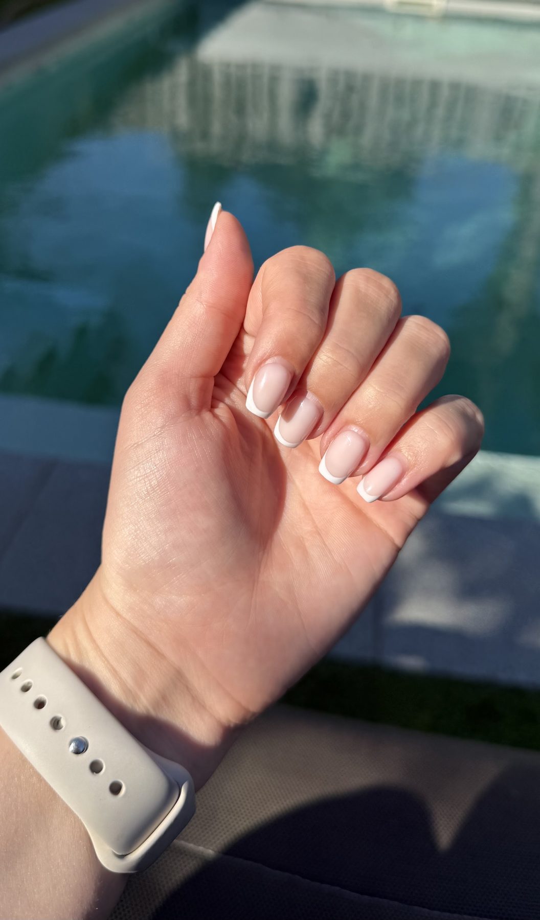Nude French nagels anderhalve week na de afspraak, foto van Janne bij het zwembad