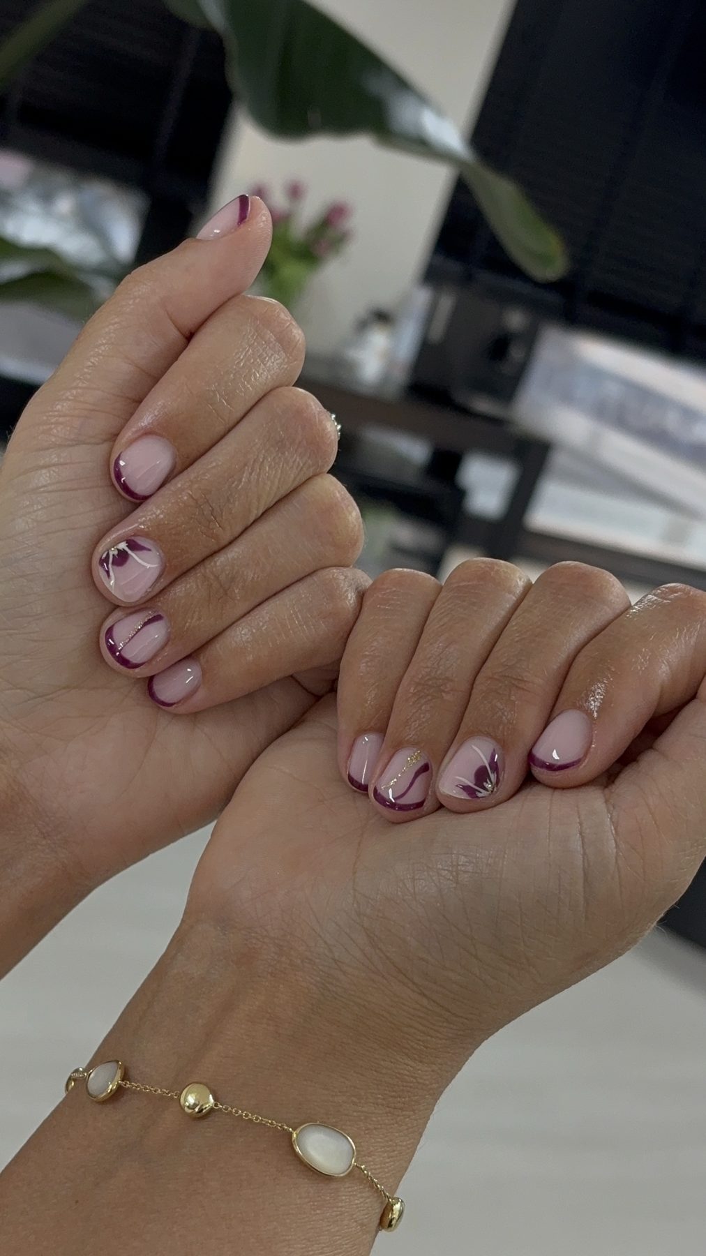 Nude nagels met bordeauxrode bladmotieven