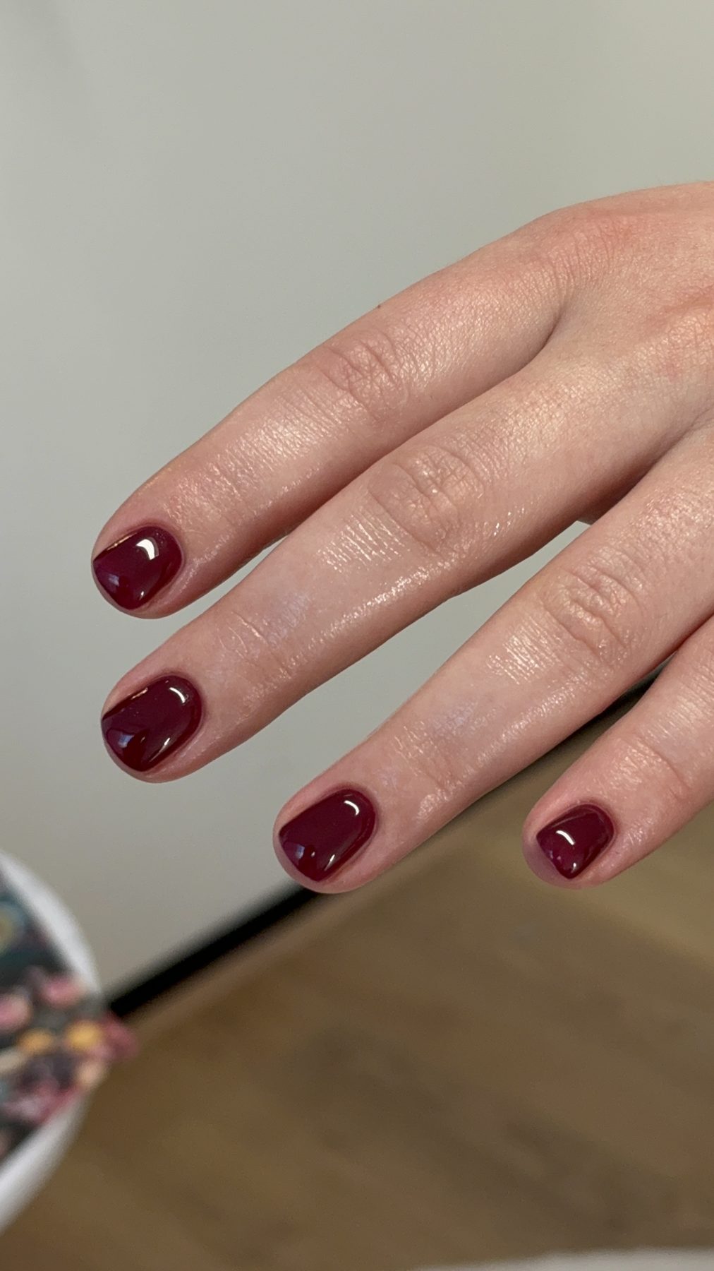 Korte vierkante nagels in donkerrode gel