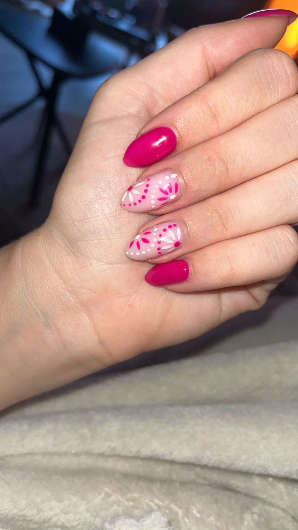 Fuchsia amandelnagels met roze bloemen-nailart
