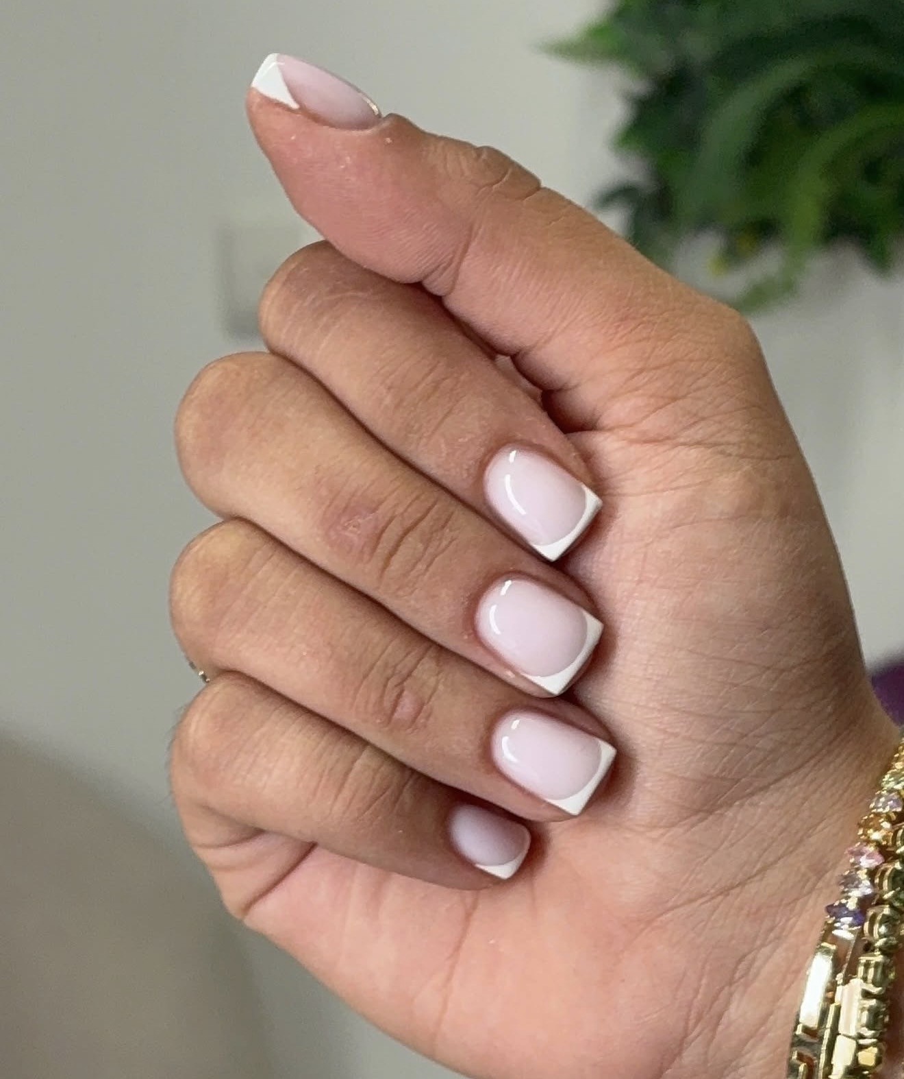 Korte vierkante nagels met een witte French