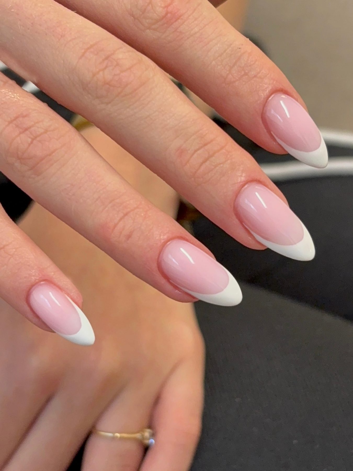 Lange amandelnagels met een klassieke French