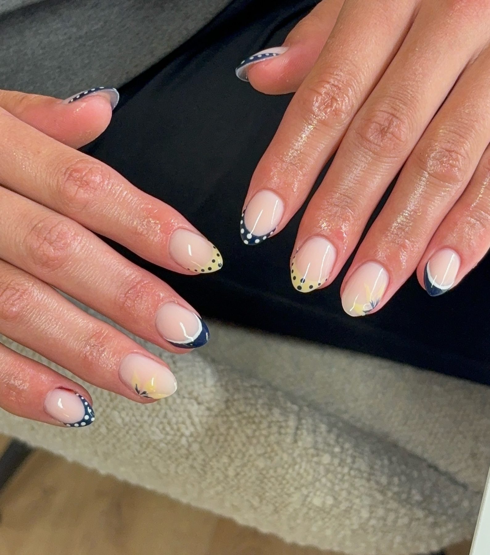 Amandelnagels met een speelse French met stippen in navy en geel